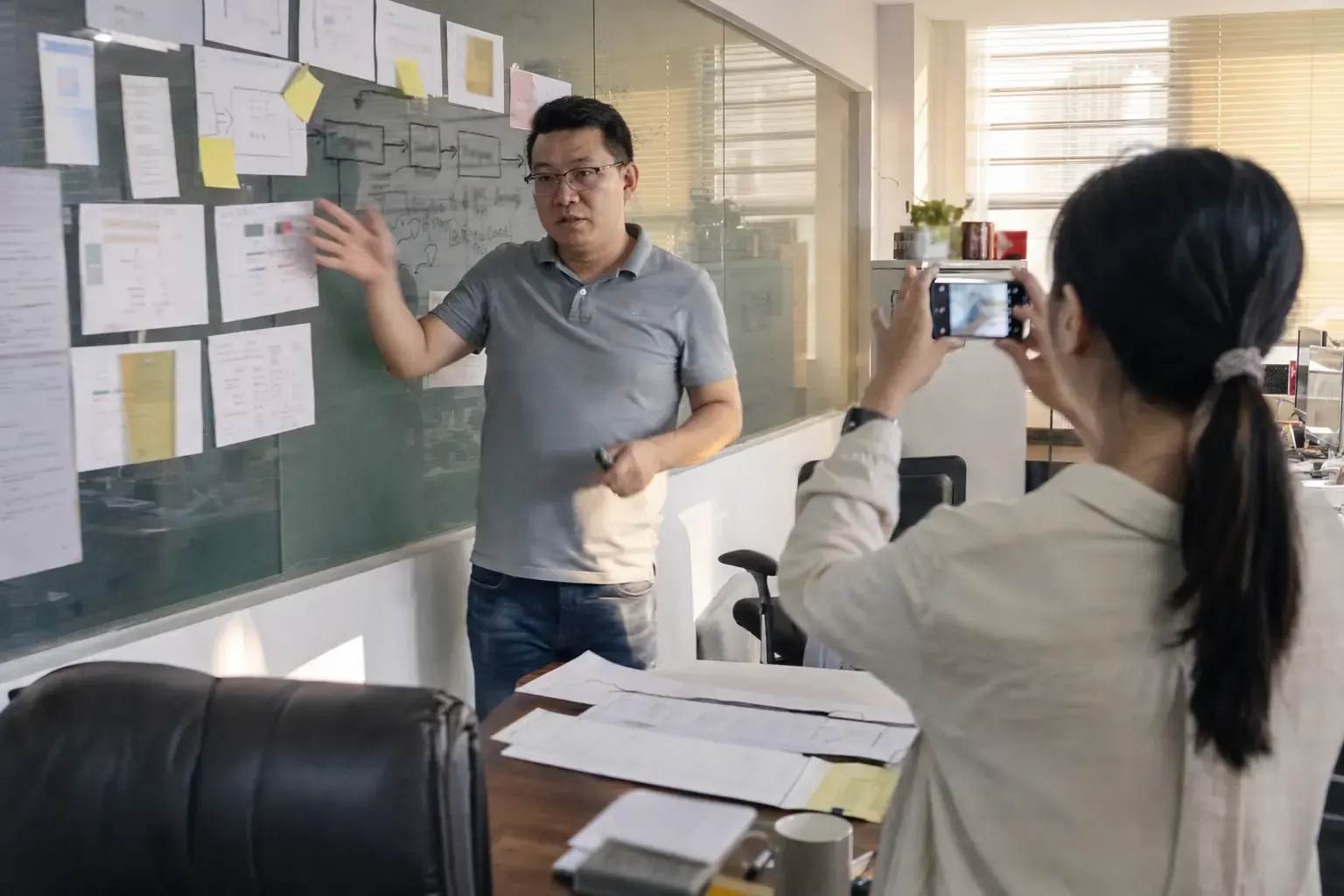 A Chinese export manager mapping how the category reaches European buyers on a glass wall of sticky notes