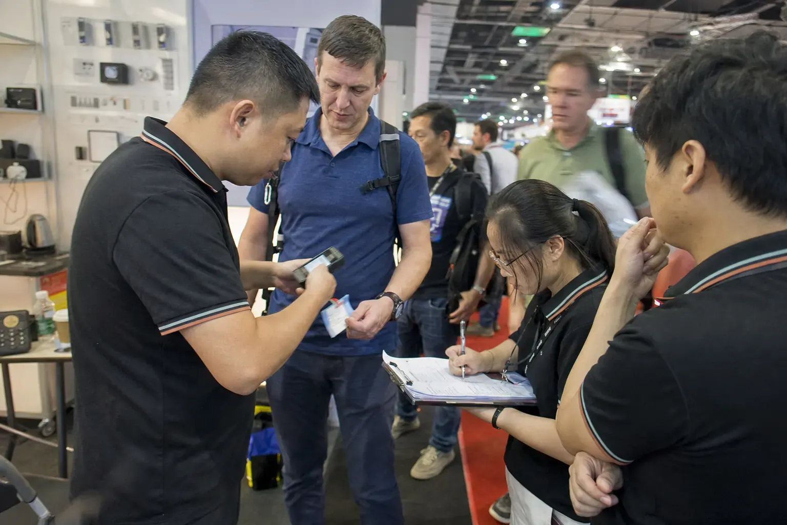 Staff on a Chinese manufacturer’s fair stand handling several European visitors at once